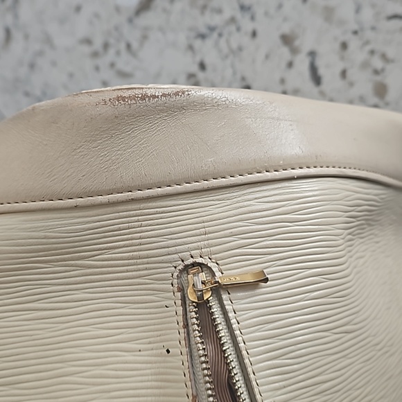 Valentino Garavani Elegant Cream Bucket Bag - Picture 10 of 13